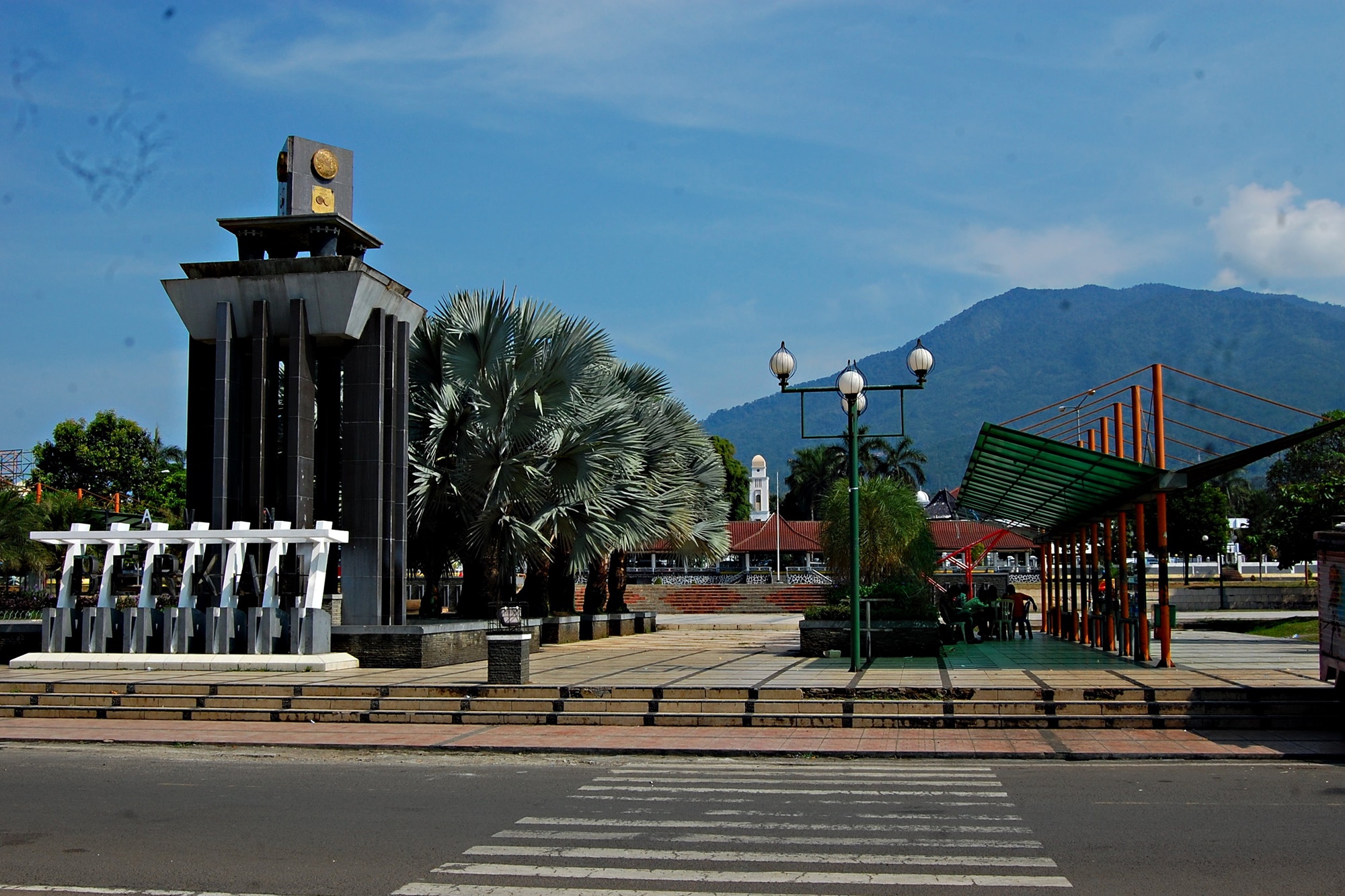 Tugu jam dan area terbuka di Alun-Alun Pandeglang