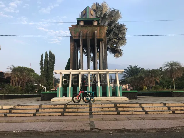 Penanda tugu di kawasan Alun-Alun Pandeglang